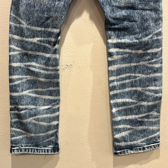 Evolution in Design Distressed Blue Jeans - Picture 4 of 7